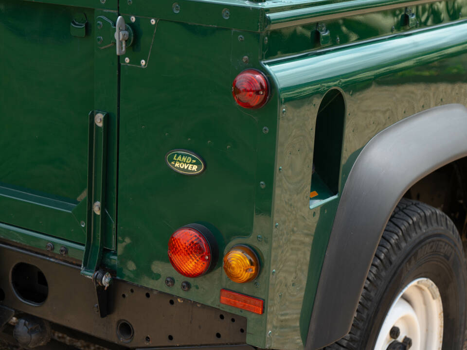 Bild 41/50 von Land Rover Defender 90 Td5 (2006)