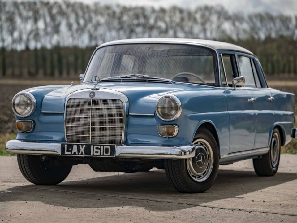 Image 1/10 de Mercedes-Benz 200 (1966)