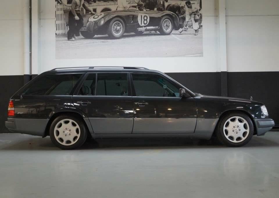 Bild 27/50 von Mercedes-Benz E 280 T (1994)