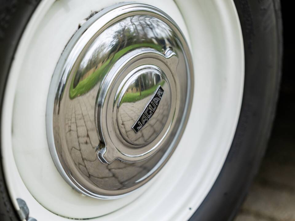 Image 28/50 of Jaguar XK 120 DHC (1953)