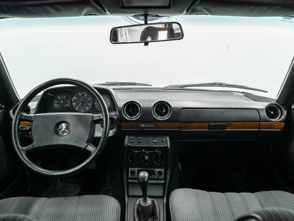 Image 28/42 de Mercedes-Benz 240 TD (1985)