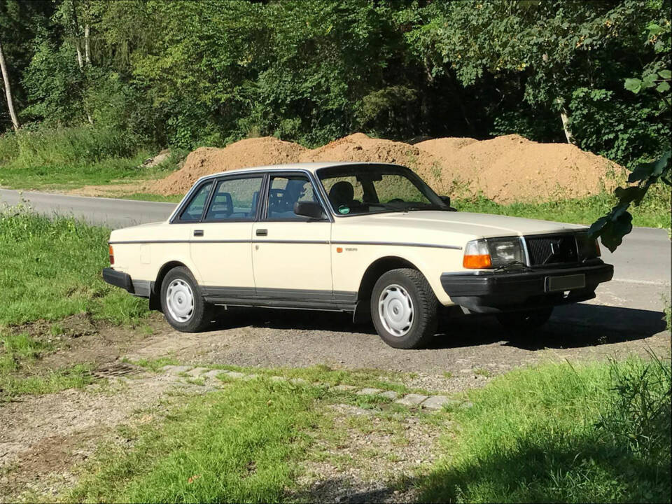 Image 1/8 of Volvo 240 (1988)