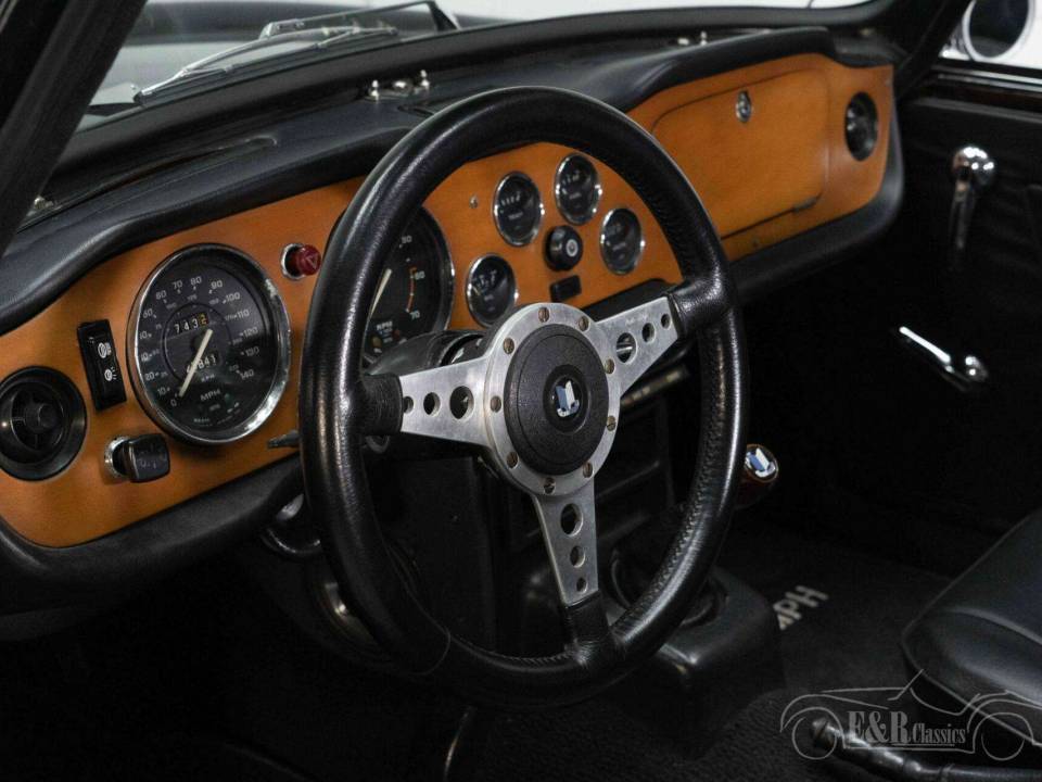 Image 13/19 of Triumph TR 6 (1971)