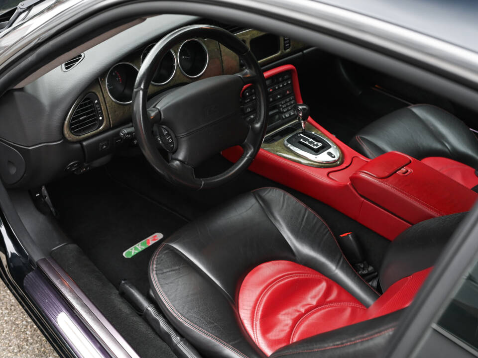 Image 36/51 of Jaguar XKR (2003)