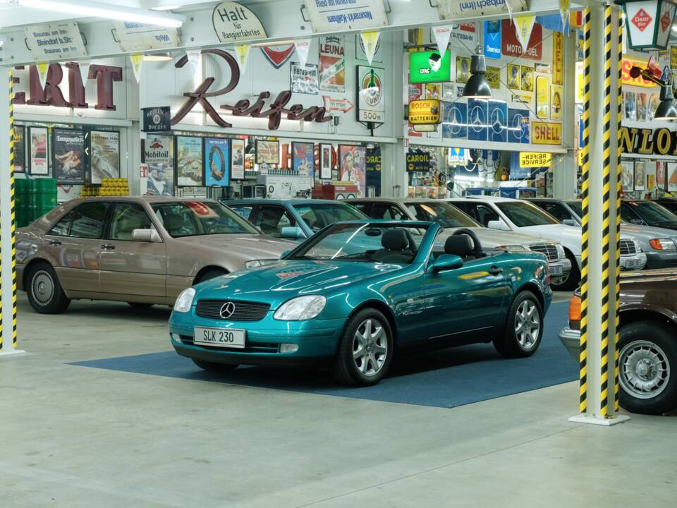 Immagine 7/50 di Mercedes-Benz SLK 230 Kompressor (1998)