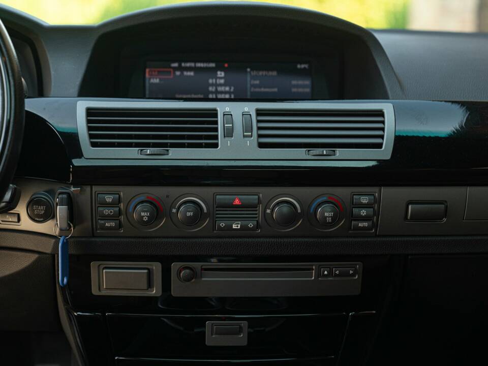 Image 37/50 of BMW 750iL (2001)