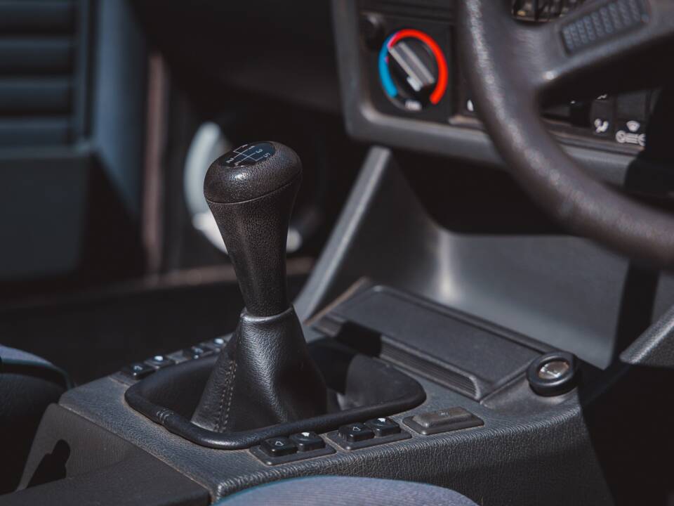 Bild 24/36 von BMW 318i (1991)