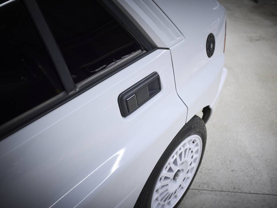 Image 37/93 of Lancia Delta HF Integrale Evoluzione I (1992)