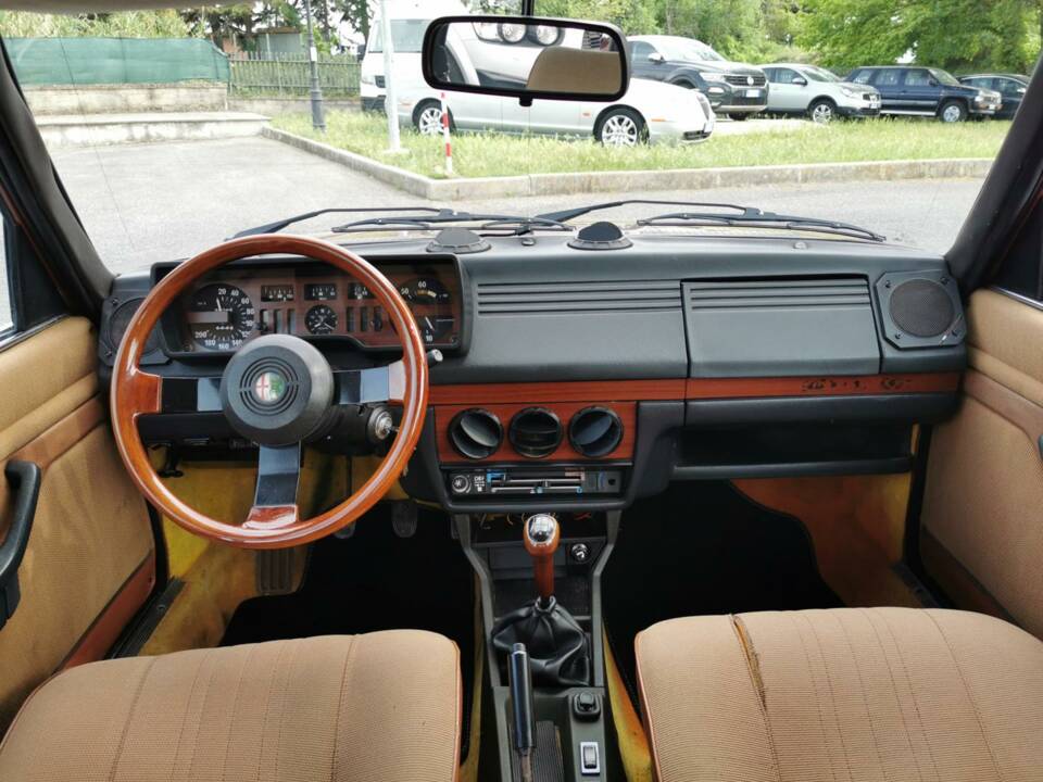 Immagine 5/24 di Alfa Romeo Alfetta 2.0 (1983)