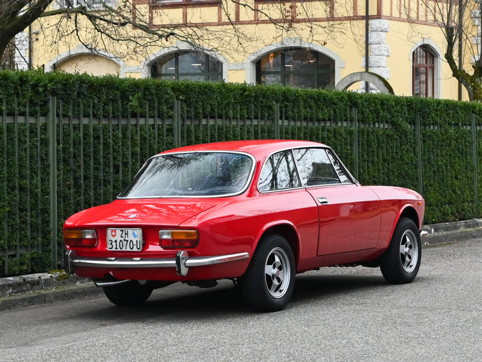 Image 6/36 of Alfa Romeo 2000 GT Veloce (1972)