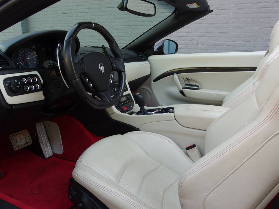 Image 51/99 of Maserati GranCabrio Sport (2015)