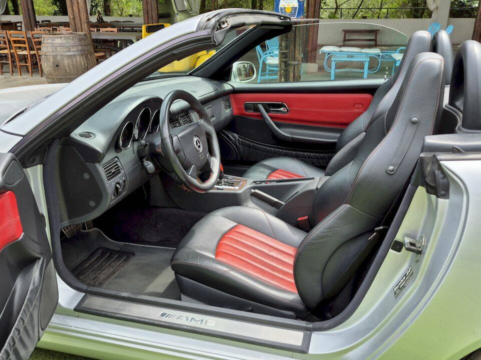 Afbeelding 21/63 van Mercedes-Benz SLK 32 AMG (2001)