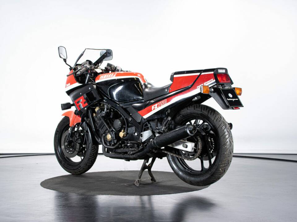 Image 2/50 of Yamaha FZ 750 (1986)