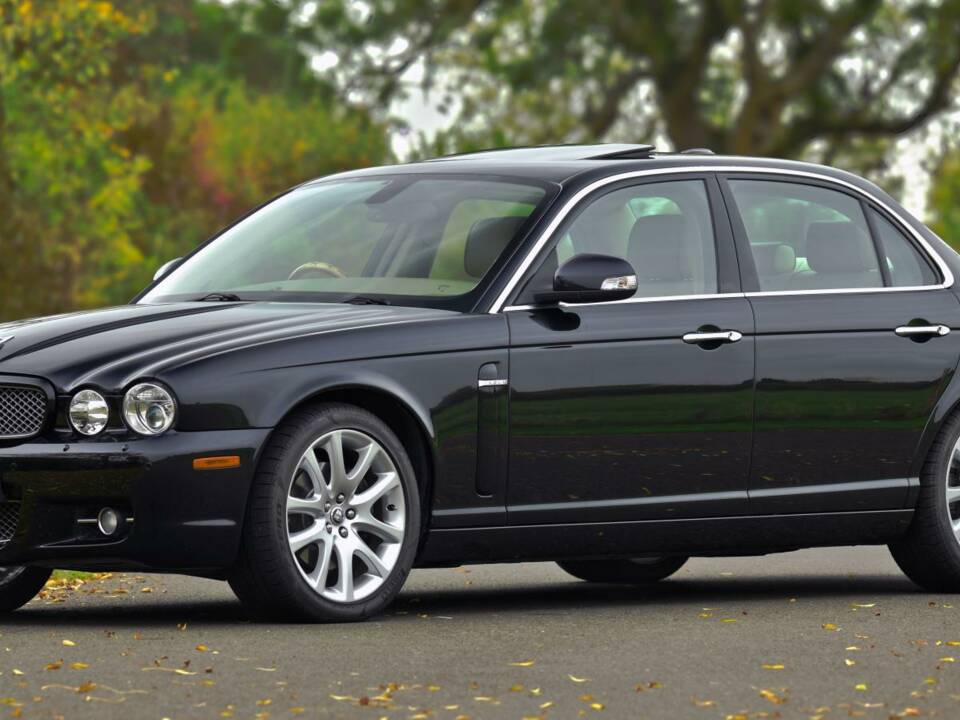 Image 15/50 of Jaguar XJ 8 4.2 (2008)