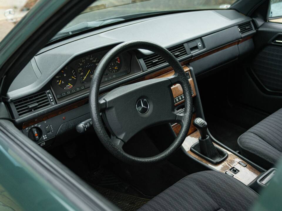 Bild 24/50 von Mercedes-Benz 200 D (1990)