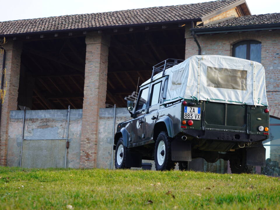 Bild 7/38 von Land Rover Defender 110 (2005)