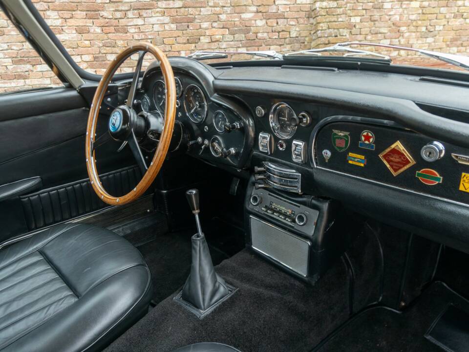 Image 44/50 de Aston Martin DB 5 Vantage (1965)