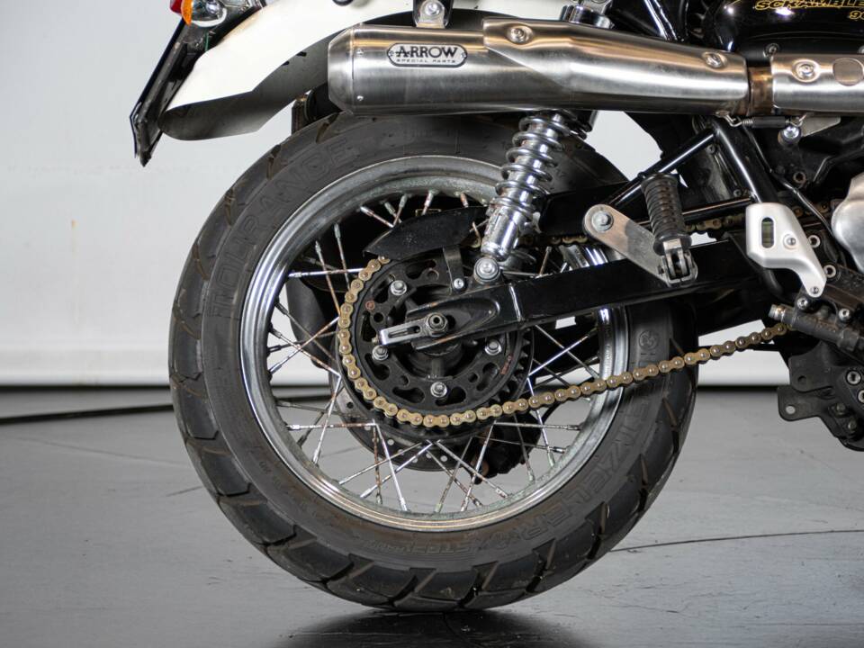 Image 32/50 of Triumph DUMMY (2014)