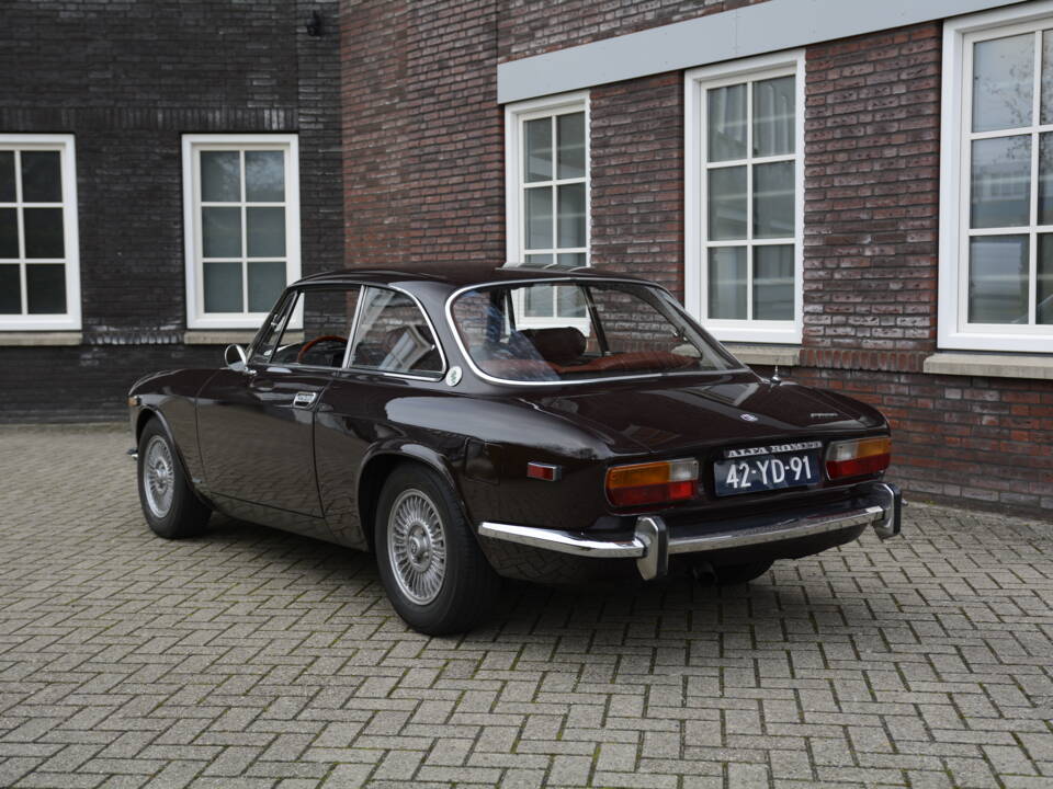 Image 7/22 de Alfa Romeo 2000 GT Veloce (1974)