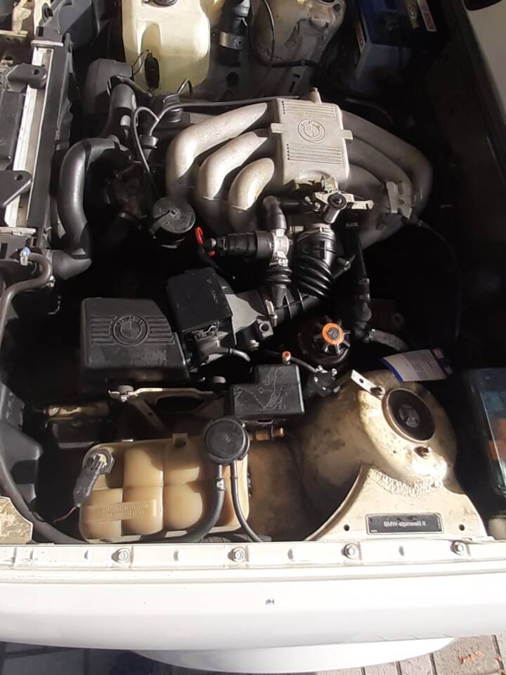 Image 8/55 of BMW 320i (1991)