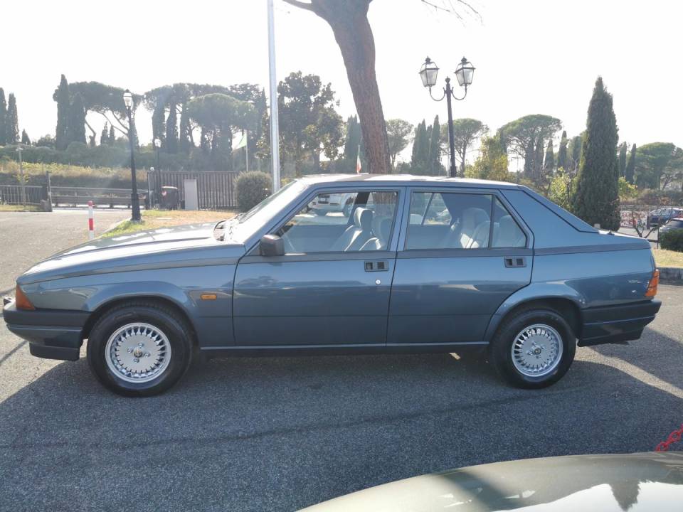 Image 36/45 de Alfa Romeo 75 1.8 (1987)