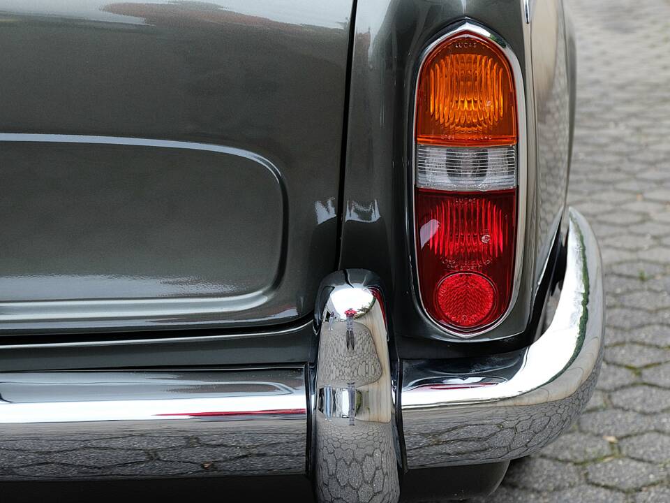 Image 19/48 of Bentley T 1 (1967)