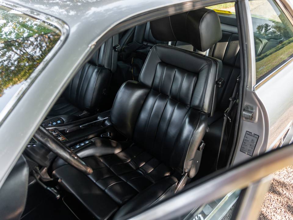 Image 27/32 of Ferrari 400 GT (1977)