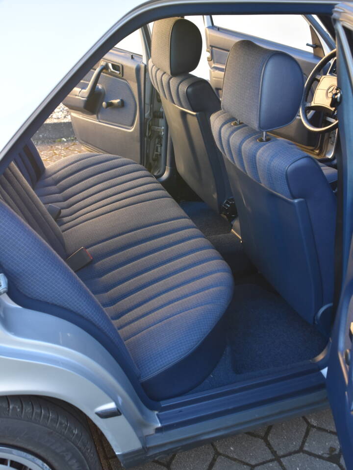 Image 8/18 of Mercedes-Benz 190 E 2.6 (1987)