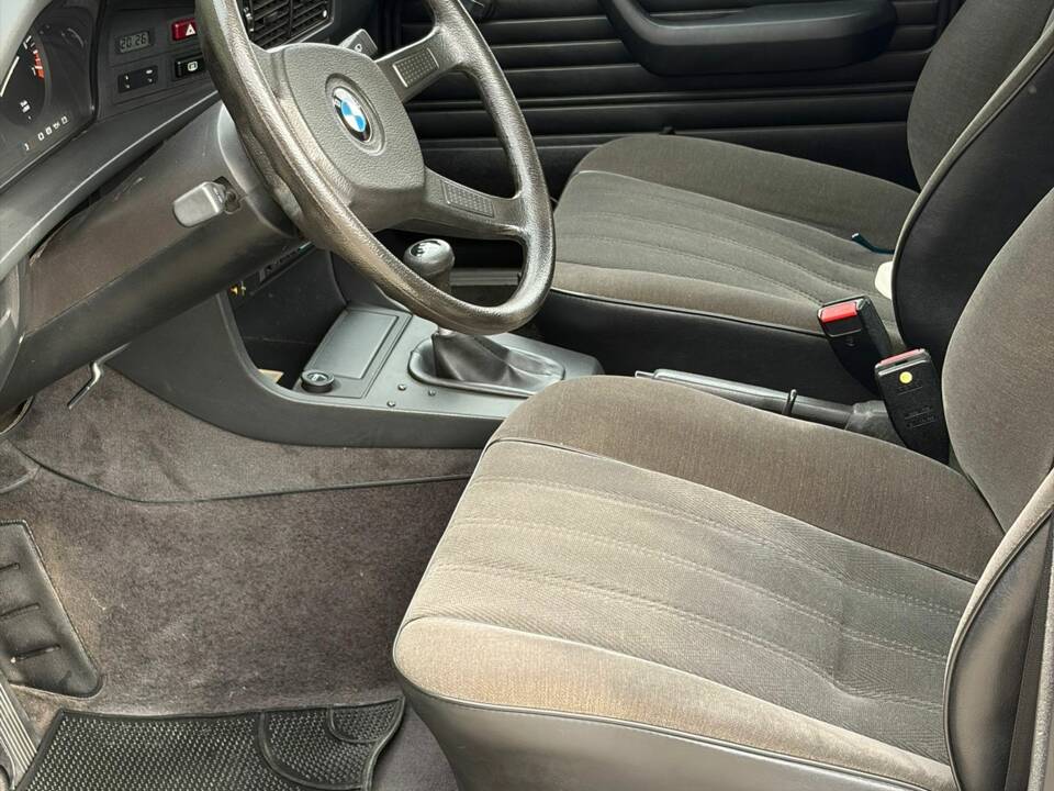 Bild 22/41 von BMW 520i (1982)