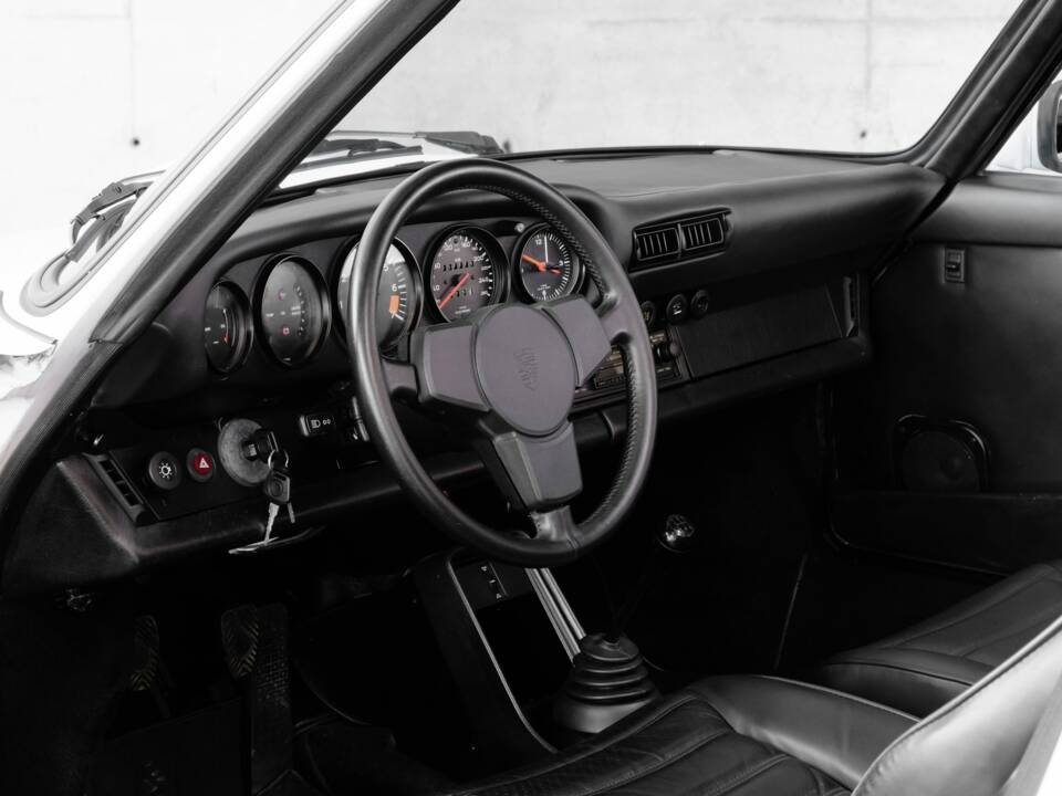 Image 15/46 de Porsche 911 Carrera 3.2 (1984)