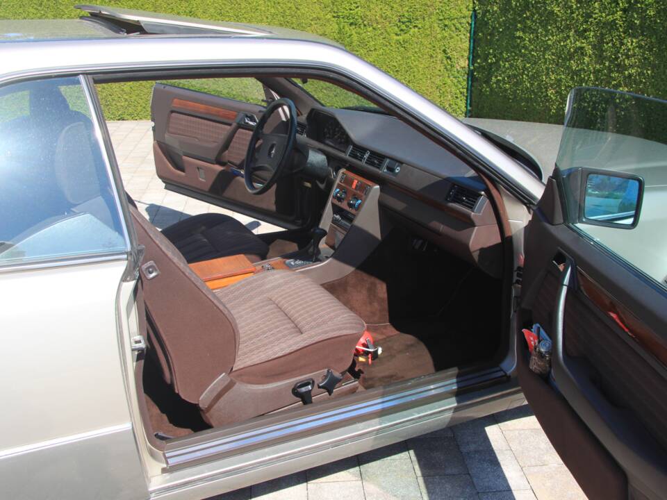 Bild 5/16 von Mercedes-Benz 230 CE (1990)