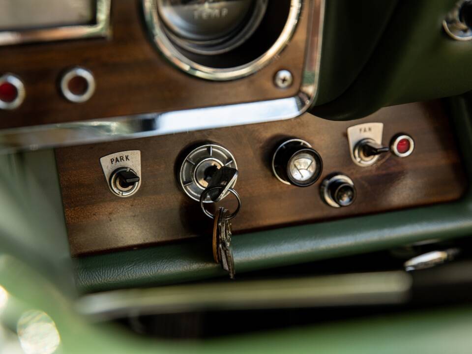 Image 21/44 of Ford Zodiac MkIII (1964)