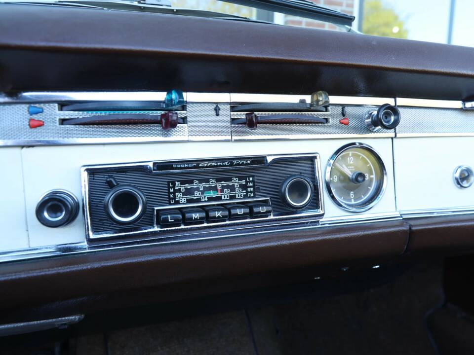 Image 32/50 of Mercedes-Benz 250 SL (1967)