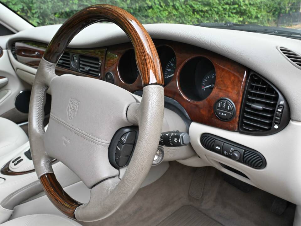 Immagine 32/50 di Jaguar XJ 8 Executive (2002)