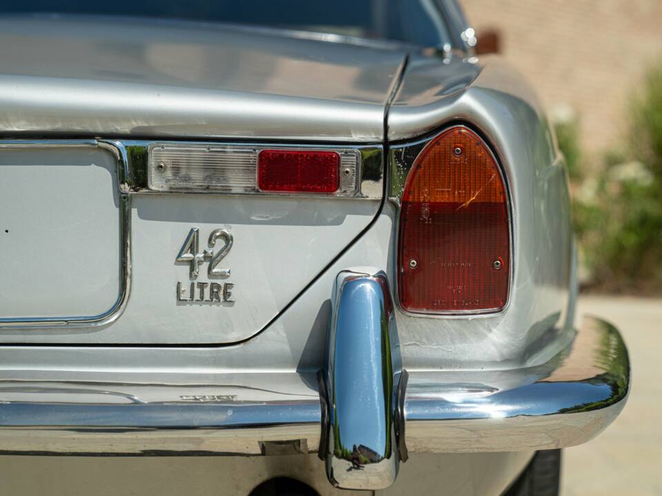 Image 16/50 of Jaguar XJ 6 4.2 (1970)