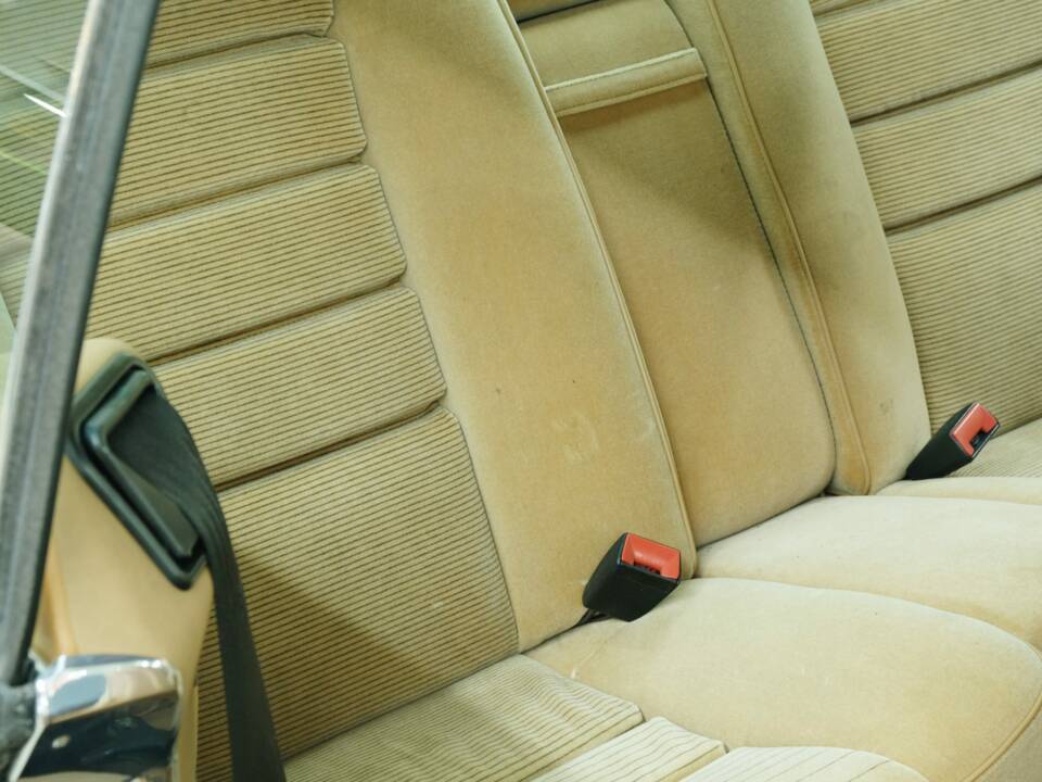 Bild 33/50 von Mercedes-Benz 380 SEC (1983)