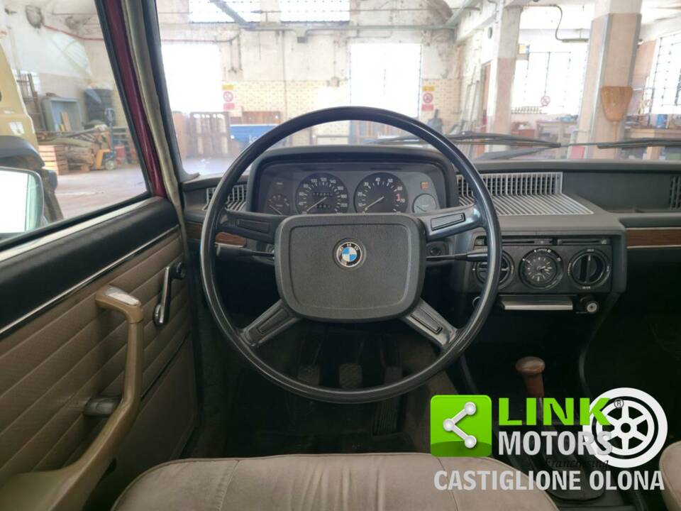 Image 2/10 de BMW 520i (1976)