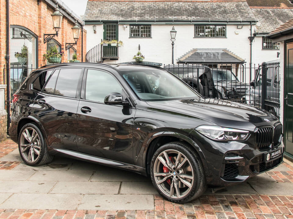 Image 2/23 of BMW X5 M50i xDrive (2022)