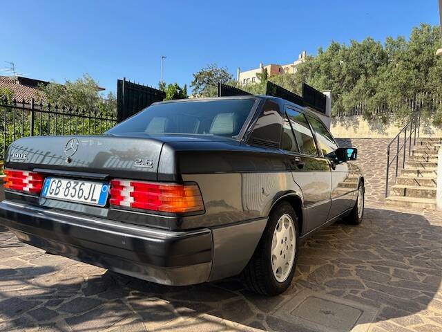 Image 5/42 de Mercedes-Benz 190 E 2.6 (1993)