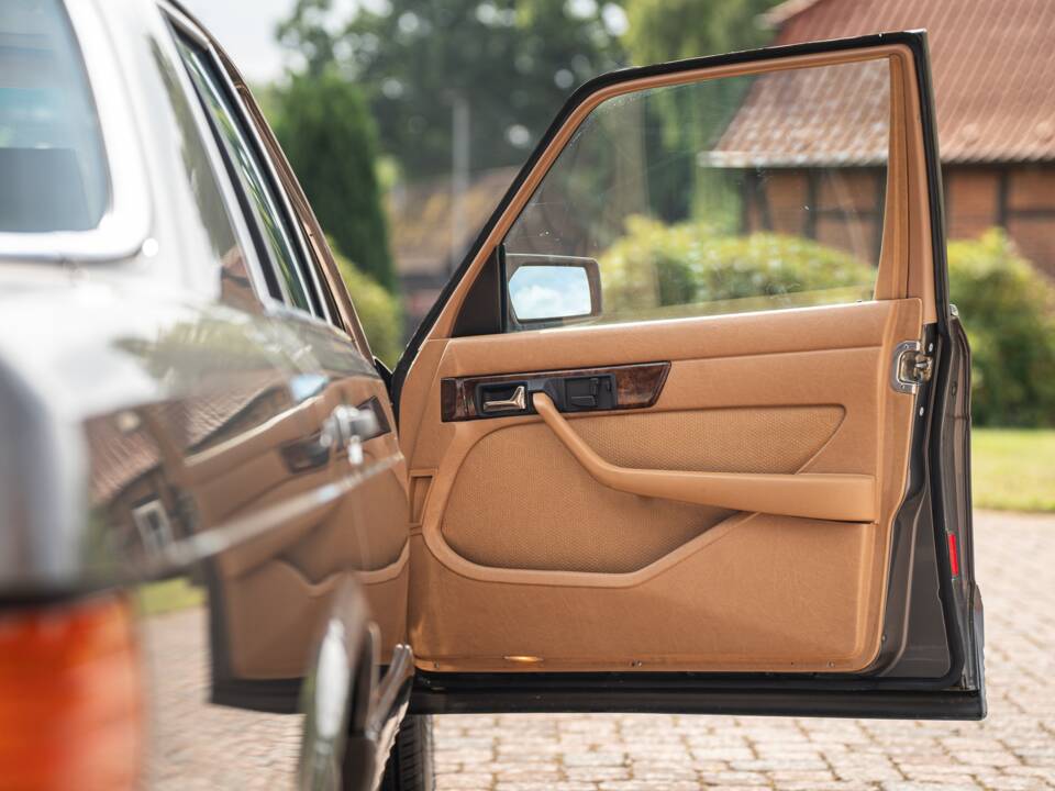 Bild 47/76 von Mercedes-Benz 500 SEL (1985)