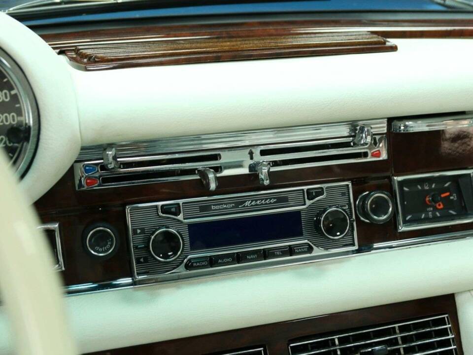 Image 21/50 of Mercedes-Benz 280 SE 3,5 (1971)