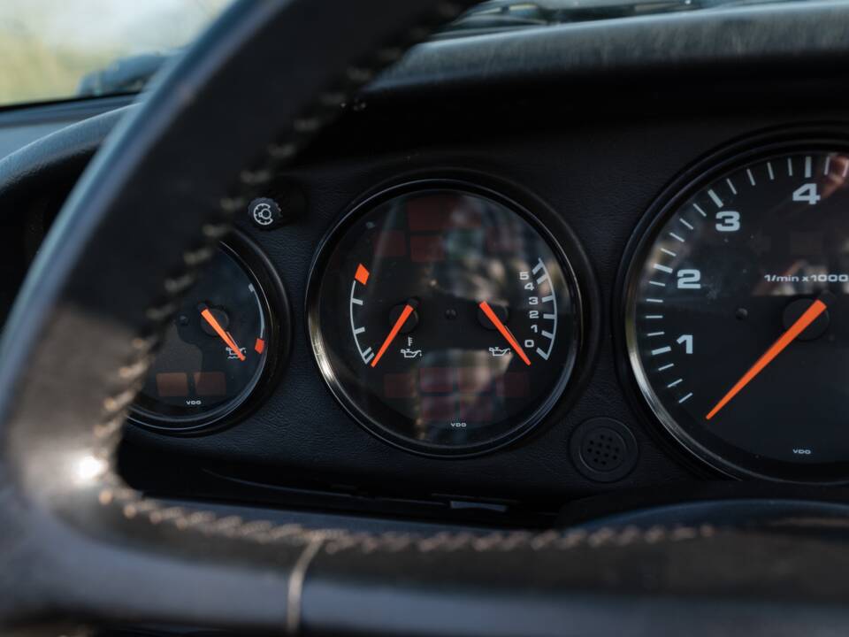 Bild 35/56 von Porsche 911 Carrera 4 (1990)