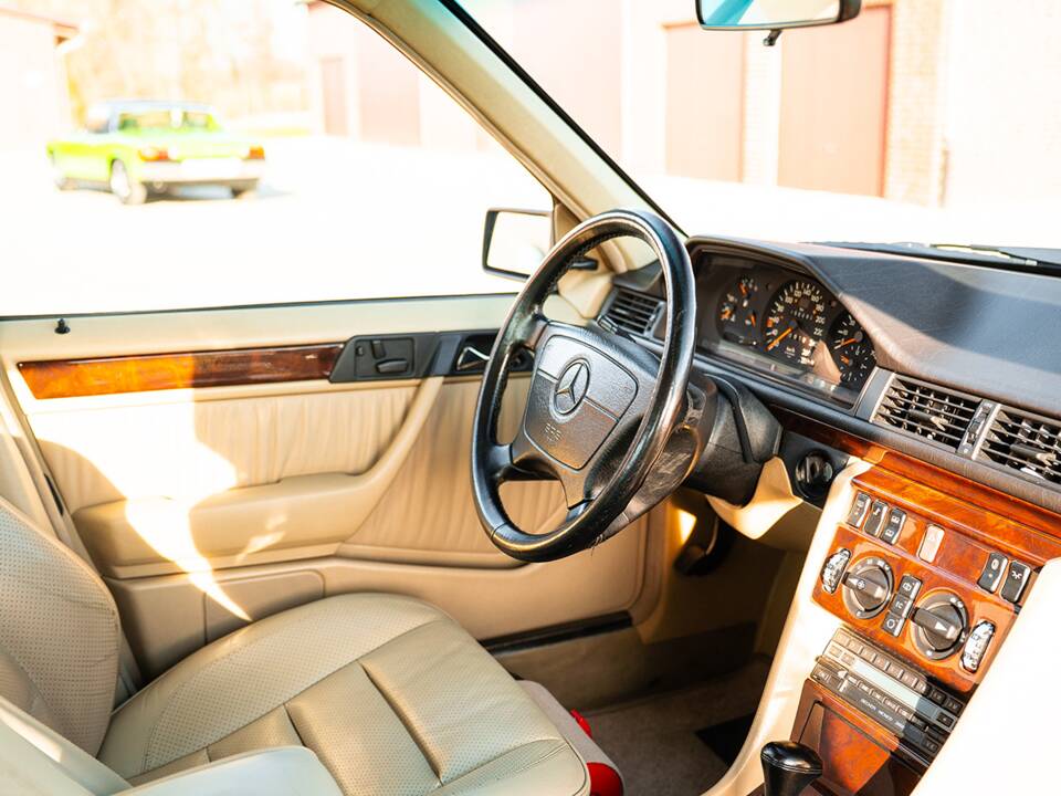 Bild 26/38 von Mercedes-Benz 500 E (1991)