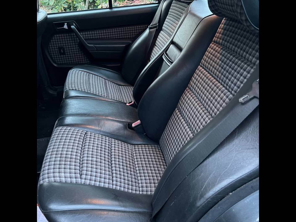 Image 6/12 of Mercedes-Benz 190 E 2.5-16 (1988)