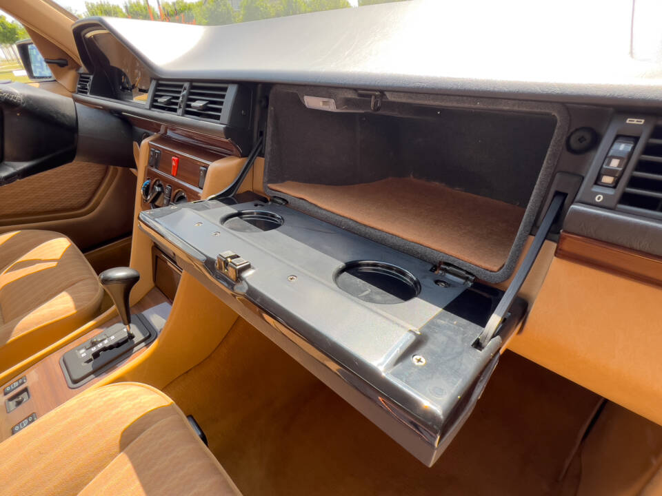 Immagine 20/36 di Mercedes-Benz 300 E 4-Matic (1989)