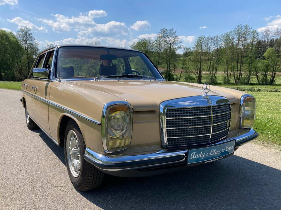 Image 3/49 de Mercedes-Benz 230&#x2F;4 (1974)