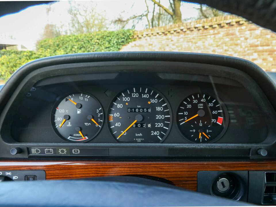 Image 5/50 de Mercedes-Benz 280 S (1988)
