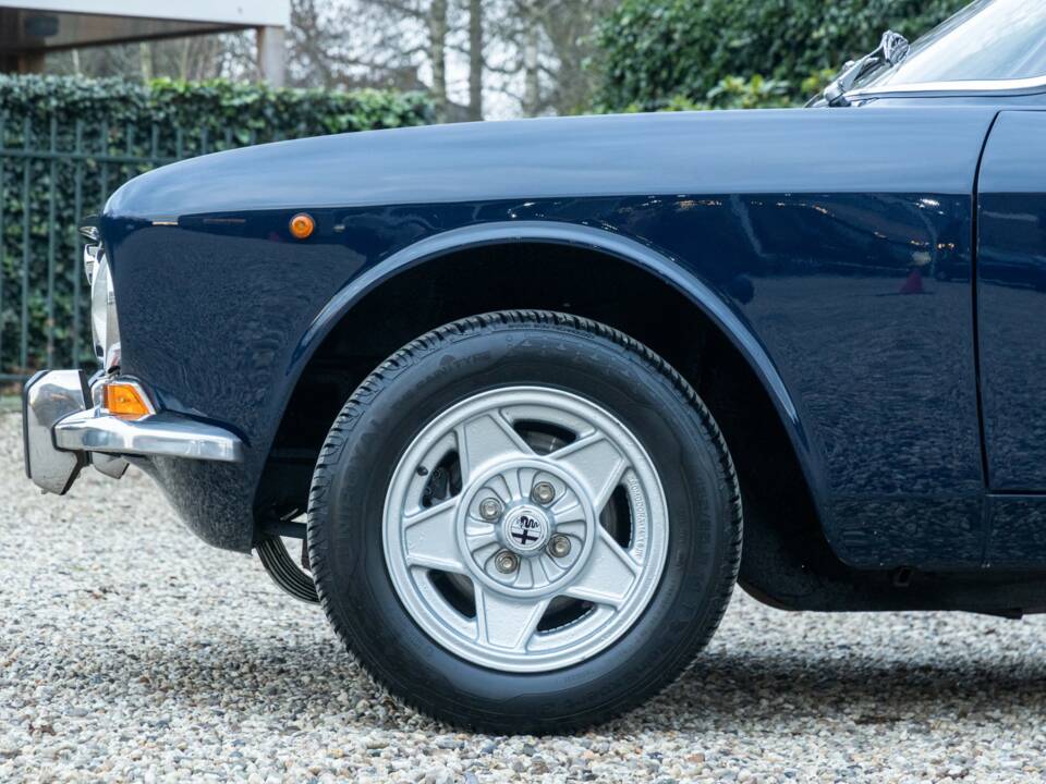 Image 18/50 of Alfa Romeo Giulia GT 1300 Junior (1971)