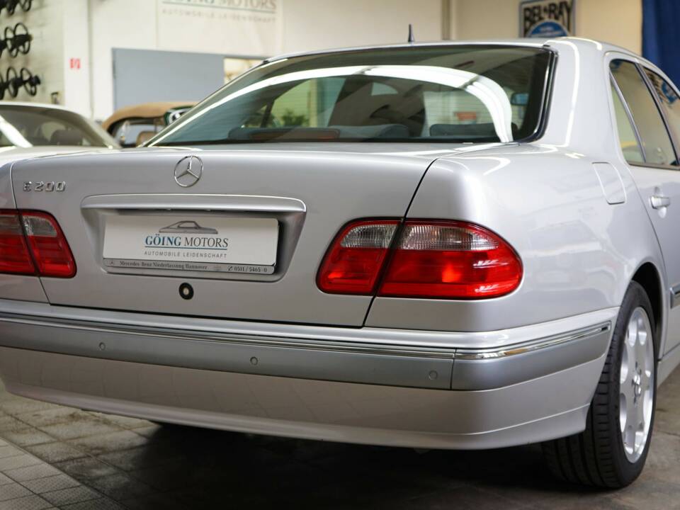 Bild 12/38 von Mercedes-Benz E 200 Kompressor (2001)