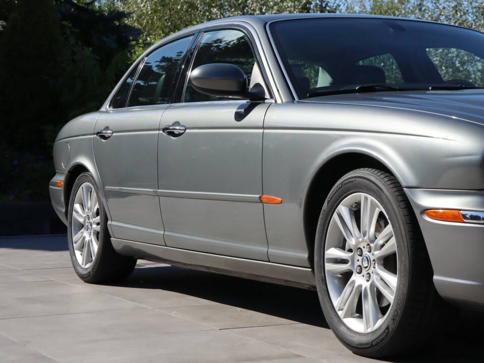 Image 28/50 of Jaguar XJ 8 4.2 (2004)